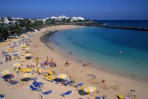 Một cảnh báo về sức khỏe cộng đồng đã buộc phải đóng cửa bãi biển Playa Dorada.