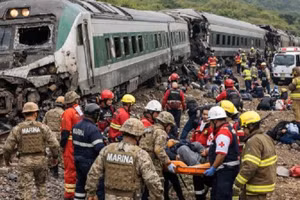 Hiện trường vụ trật bánh tàu hỏa ở Oaxaca, Mexico, ngày 28/12/2025.
