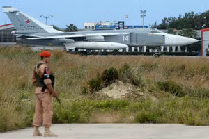 Chiến đấu cơ Su-24 của Nga trên đường băng tại căn cứ không quân Hmeimim ở Syria.