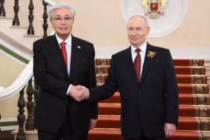 Tổng thống Nga Vladimir Putin (phải) và Tổng thống Kazakhstan Kassym-Jomart Tokayev.