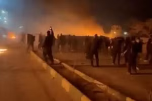 Biểu tình nổ ra bên ngoài Văn phòng Bộ Ngoại giao Iran ở thành phố Mashhad, ngày 13/6/2026.
