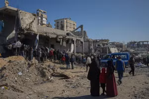 Người Palestine tìm kiếm thi thể và người sống sót sau một cuộc tấn công của Israel.