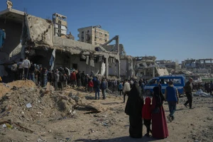 Người Palestine tìm kiếm thi thể và người sống sót sau một cuộc tấn công của Israel.