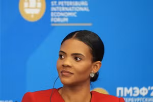 Nhà bình luận chính trị và người dẫn chương trình podcast Candace Owens.