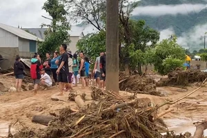 Người dân đang hỗ trợ các hộ gia đình bị thiệt hại do mưa lũ.