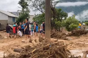 Người dân đang hỗ trợ các hộ gia đình bị thiệt hại do mưa lũ.