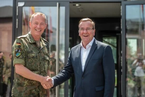 Bộ trưởng Quốc phòng Đức Boris Pistorius (phải) và Tư lệnh Bộ Tư lệnh Không gian Đức, Michael Traut.