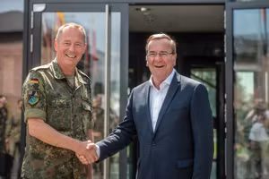 Bộ trưởng Quốc phòng Đức Boris Pistorius (phải) và Tư lệnh Bộ Tư lệnh Không gian Đức, Michael Traut.