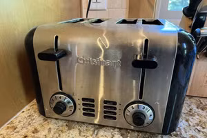 Người dùng hãy cẩn thận khi sử dụng máy nướng bánh mì.