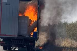 Một chiếc xe tải bốc cháy sau cuộc tấn công bằng UAV của Ukraine ở Vùng Belgorod của Nga, ngày 2/10/2024.