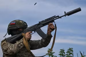 UAV Ukraine bị bắn hạ bằng súng trường tấn công của Nga, ngày 4/8/2025.