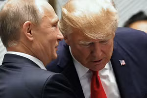 Tổng thống Nga Vladimir Putin (trái) và Tổng thống Mỹ Donald Trump.