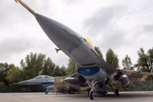 Chiến đấu cơ F-16 trên đất Ukraine.