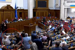 Hai thành viên đảng cầm quyền "Đầy tớ Nhân dân" đã có cuộc ẩu đả ngắn trong phòng họp, ngày 31/7/2025.