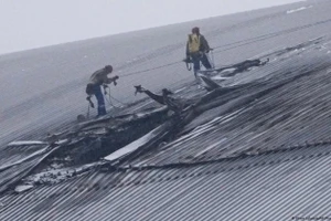 Công tác phá dỡ tại Nhà máy điện hạt nhân Chernobyl phải tạm dừng do lớp vỏ bảo vệ bên ngoài bị hư hại nghiêm trọng.