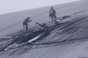 Công tác phá dỡ tại Nhà máy điện hạt nhân Chernobyl phải tạm dừng do lớp vỏ bảo vệ bên ngoài bị hư hại nghiêm trọng.