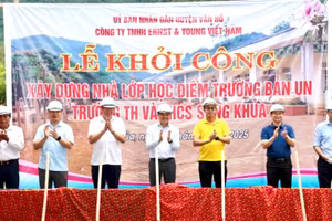 Các đại biểu khởi công xây dựng nhà lớp học tại xã Song Khủa 