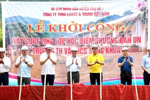 Các đại biểu khởi công xây dựng nhà lớp học tại xã Song Khủa