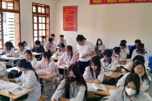 Học sinh trường THPT Cò Nòi, huyện Mai Sơn chăm chú ôn luyện.