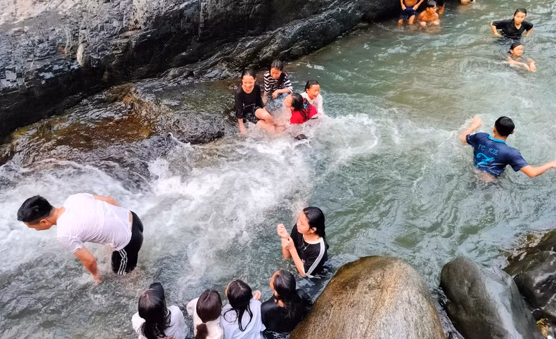 Trường học ở Thanh Hóa thiếu nước sinh hoạt, học sinh phải đi tắm suối