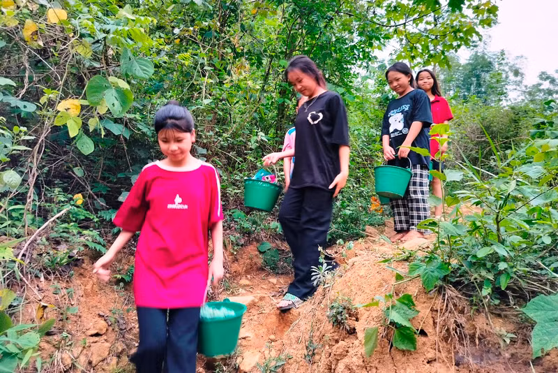 Trường học ở Thanh Hóa thiếu nước sinh hoạt, học sinh phải đi tắm suối