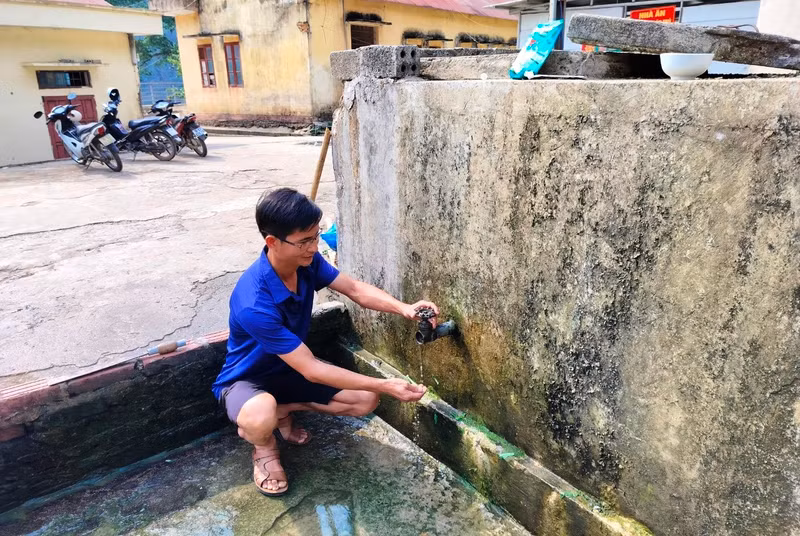 Trường học ở Thanh Hóa thiếu nước sinh hoạt, học sinh phải đi tắm suối