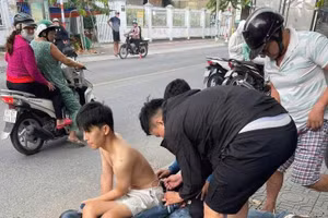 Đối tượng cướp tiệm vàng bị bắt ngay sau khi thực hiện hành vi. Ảnh: TG