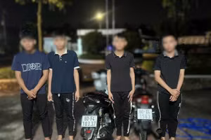 Nhóm thanh thiếu niên cùng những chiếc mô tô dùng để lạng lách, đánh võng, “biểu diễn xiếc”.