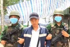 Đối tượng Quách Văn Thanh đang được đưa về về trụ sở để làm việc.