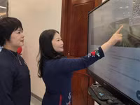 Bà Vũ Thị Hiền Hạnh (bên phải ảnh) kiểm tra video clip xúc tiến du lịch tỉnh Lào Cai trước tọa đàm.