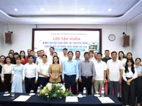 Các đại biểu và học viên chụp ảnh lưu niệm.