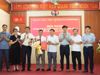 BTC trao quyết định và tặng hoa chúc mừng ông Hạng A Giàng.