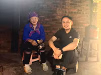 Ông Cao Bá Quý (bên phải ảnh) là cán bộ lãnh đạo có nhiều năm cống hiến tại khu du lịch quốc gia Sa Pa.