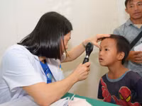 Các y, bác sĩ tranh thủ những ngày cuối tuần phục vụ nhân dân.