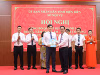 Ông Nguyễn Tiến Đạt, Giám đốc Sở Nội vụ Điện Biên trao quyết định bổ nhiệm Giám đốc Trung tâm Việc làm-Người có công cho ông Vũ Văn Mạnh.