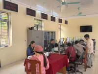 Cán bộ thuộc Trung tâm hành chính công xã Sín Thầu giải quyết thủ tục hành chính cho người dân.
