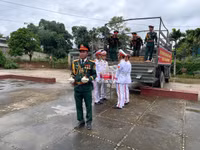 Thực hiện nghi thức đưa hài cốt các liệt sĩ về nhà quàn tại Nghĩa trang Liệt sĩ quốc gia Độc Lập.