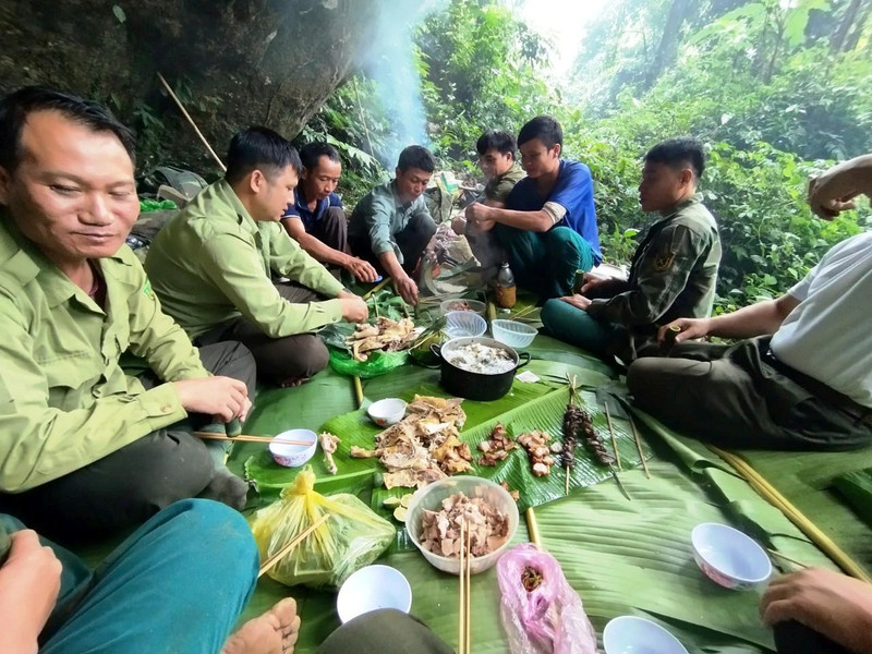 3- Đoàn nghỉ ngơi, ăn trưa.jpg