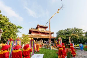 Nghi lễ hạ tiêu sáng 23/2 (mùng 7 Tết) tại Đại Nội Huế.