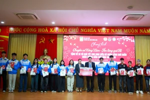 PGS.TS Trần Thanh Đức - Hiệu trưởng Trường Đại học Nông Lâm, Đại học Huế cùng nhà tài trợ trao tặng quà và vé xe về quê ăn Tết cho sinh viên. (Ảnh: Hoàng Hải)