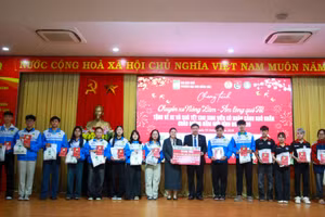 PGS.TS Trần Thanh Đức - Hiệu trưởng Trường Đại học Nông Lâm, Đại học Huế cùng nhà tài trợ trao tặng quà và vé xe về quê ăn Tết cho sinh viên. (Ảnh: Hoàng Hải)