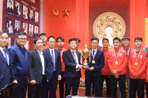 Lãnh đạo Đại học Huế chụp ảnh lưu niệm cùng huấn luyện viên trưởng, đội bóng tại Nhà truyền thống Đại học Huế.