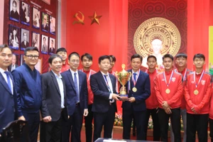 Lãnh đạo Đại học Huế chụp ảnh lưu niệm cùng huấn luyện viên trưởng, đội bóng tại Nhà truyền thống Đại học Huế.