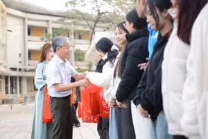 TS Lê Hồ Sơn, Hiệu trưởng Trường ĐH Sư phạm Huế tặng quà các SV về quê ăn Tết Nguyên đán 2026 trên "Chuyến xe nghĩa tình".