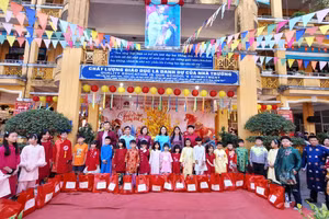 Tặng quà các học sinh vượt khó học tốt trong chương trình “Tết đoàn viên – gieo yêu thương, lan tỏa hạnh phúc” của Trường Tiểu học Vĩnh Ninh, TP Huế.