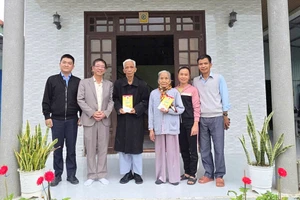 Lãnh đạo Công ty Cổ phần Cấp nước Huế (HueWACO) tặng quà Tết cho tứ thân phụ mẫu trên 80 tuổi của đoàn viên, người lao động.