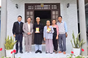 Lãnh đạo Công ty Cổ phần Cấp nước Huế (HueWACO) tặng quà Tết cho tứ thân phụ mẫu trên 80 tuổi của đoàn viên, người lao động.