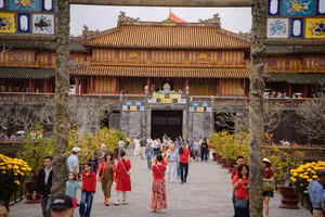 Du khách tham quan Đại Nội Huế dịp Tết Nguyên đán Bính Ngọ 2026.