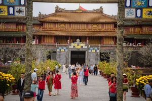 Du khách tham quan Đại Nội Huế dịp Tết Nguyên đán Bính Ngọ 2026.