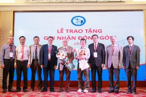 Trao tặng và tri ân công lao đóng góp của 2 bác sĩ Giáo sư Bùi Văn Minh và Giáo sư Trần Thống.